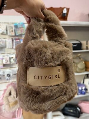 Cartera mini peluche City Girl con accesorio de cadena