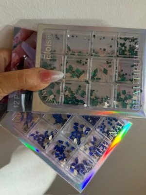 Apliques de cristal de colores en caja para uñas